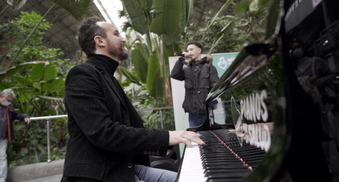La Fundación Músicos por la Salud instala un piano de cola enmarcado en la exposición «Música es salud» en la estación Madrid Puerta de Atocha