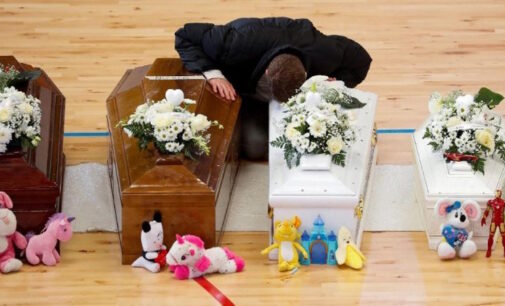 Naufragio migrantes. Funeral entre gritos de dolor y muestras de cariño