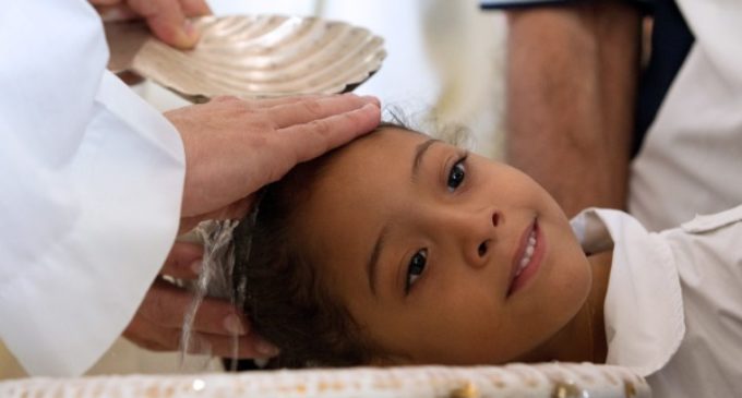 Los niños que llevan a sus padres a la Iglesia