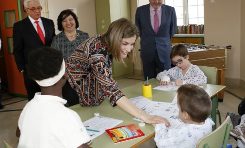 La reina Leticia acude a la celebración del 50 aniversario del colegio público del Hospital Niño Jesús