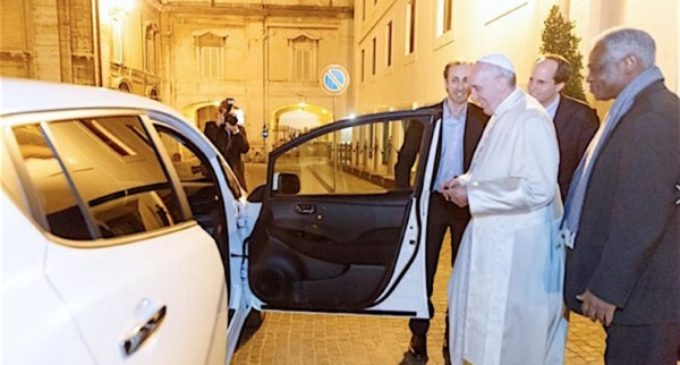 Un auto eléctrico a disposición de Francisco, pero aún no lo usa