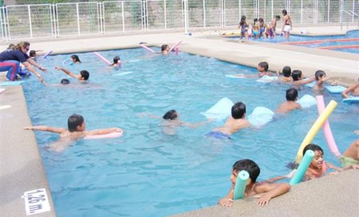 Sanidad insiste en extremar la vigilancia de los menores en el baño y elegir la piscina adecuada a su edad
