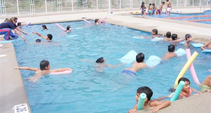 Sanidad insiste en extremar la vigilancia de los menores en el baño y elegir la piscina adecuada a su edad