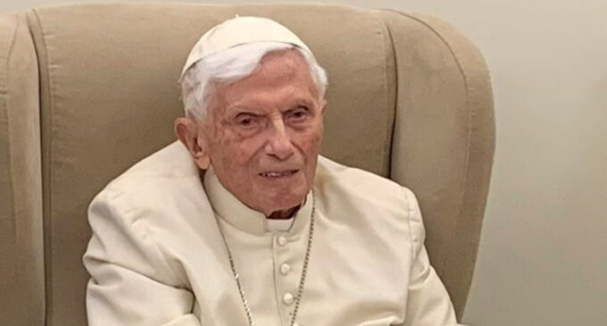 Benedicto XVI muestra su «profunda vergüenza» por los abusos y pide perdón a las víctimas