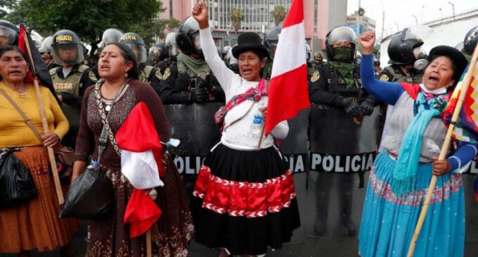 Obispos de Perú ofrecen mediación para superar la crisis política y social