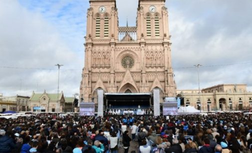 Los obispos argentinos, «perplejos y doloridos» ante la ley del aborto, mientras artistas españoles hacen campaña a favor