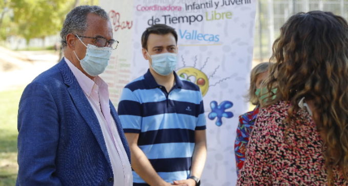 El consejero de Educación ha comprobado cómo se desarrolla un campamento urbano con las precauciones obligadas por el coronavirus