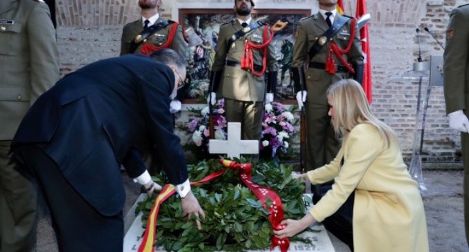 Cifuentes, en la ofrenda floral a los héroes del 2 de mayo en el Cementerio de la Florida