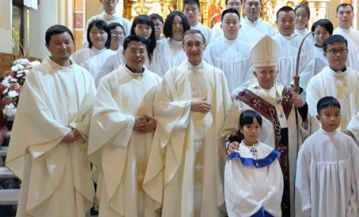 Once chinos reciben el Bautismo de manos del cardenal Cañizares