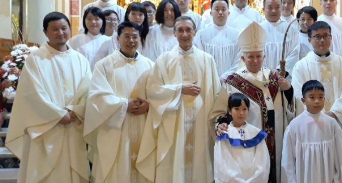 Once chinos reciben el Bautismo de manos del cardenal Cañizares