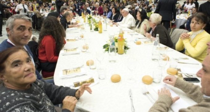 El Papa Francisco almuerza con 1.500 personas pobres