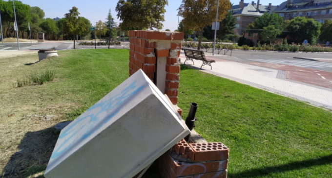 PSOE denuncia el peligro de acometidas de luz abandonadas hace décadas en parques y zonas públicas de Majadahonda