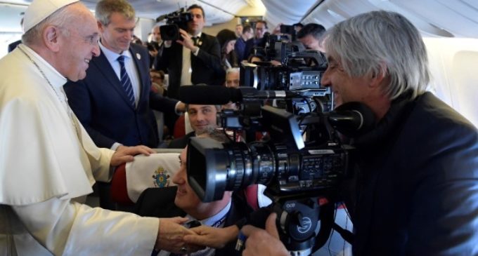 Palabras del Papa Francisco en el vuelo de Roma a Abu Dhabi a los periodistas y operadores