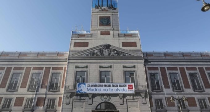 Los madrileños recuerdan a Miguel Ángel Blanco en la fachada de la Real Casa de Correos
