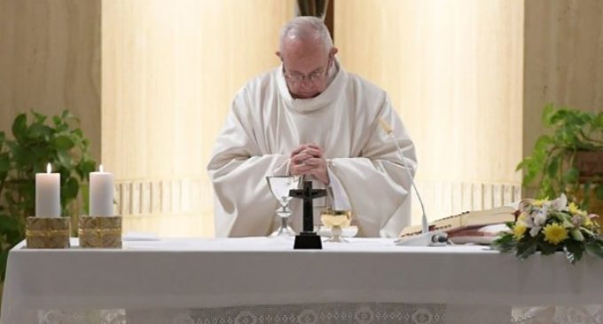 El Papa en Santa Marta: La comunicación calumniosa “destruye”