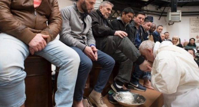 Jueves Santo: El Papa lavó los pies a 12 detenidos de ‘Regina Coeli’
