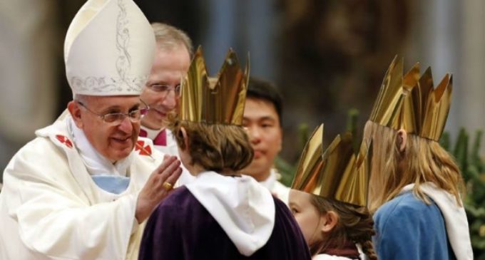 El Papa critica a quienes, como los sacerdotes y escribas, «hablan pero no rezan, se quejan pero no hacen el bien»