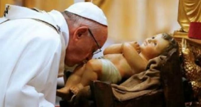 El Papa reta en Nochebuena a reconocer a Dios «en el forastero que viene de lejos»