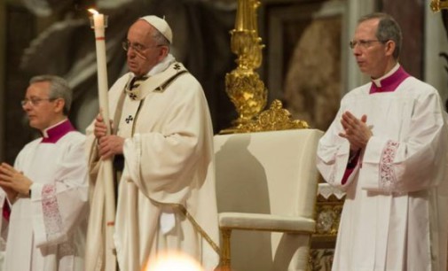 El Papa en la Vigilia Pascual: Abramos el sepulcro de la esperanza y resucitemos con Cristo