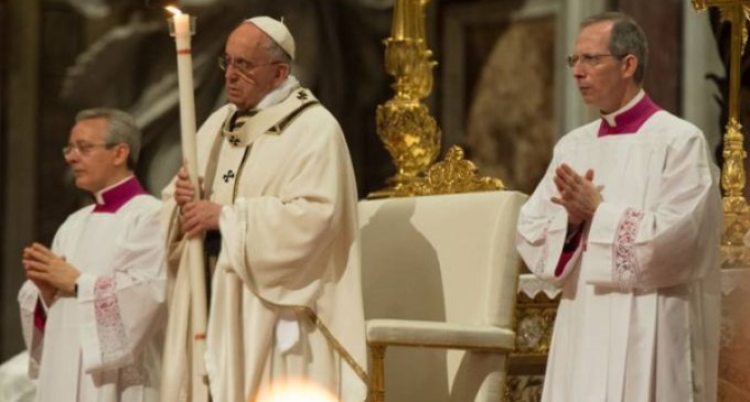 El Papa en la Vigilia Pascual: Abramos el sepulcro de la esperanza y resucitemos con Cristo