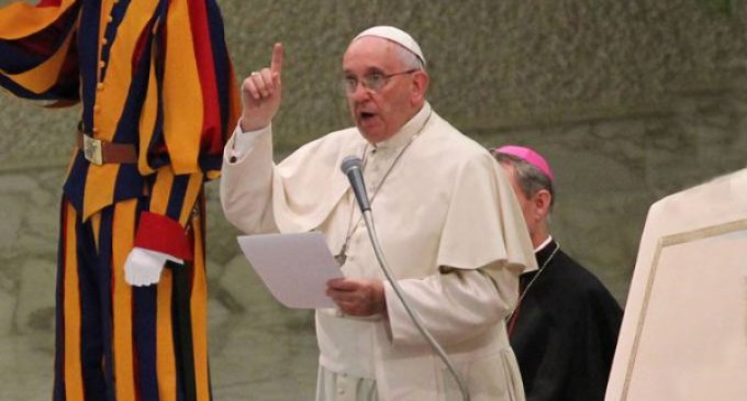 ¿Te justificas para no dar limosna? Estas son las duras palabras del Papa Francisco