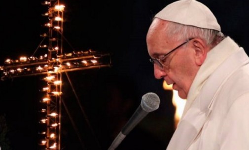 Oh Cruz de Cristo: La impresionante oración que el Papa escribió y rezó en el Vía Crucis 2016