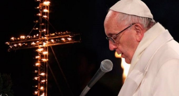 Oh Cruz de Cristo: La impresionante oración que el Papa escribió y rezó en el Vía Crucis 2016