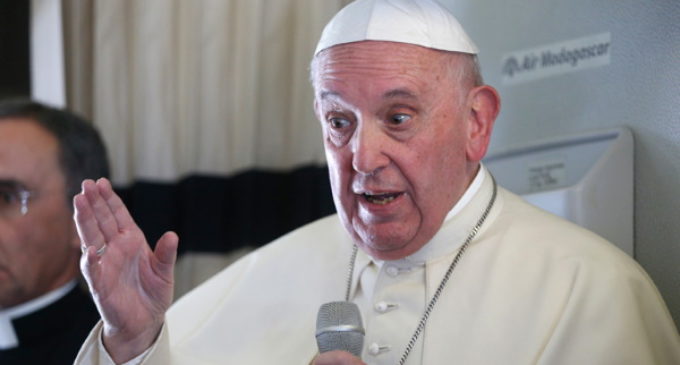 El Papa asegura que vendrá a España «si vive» pero «la prioridad son los países pequeños»