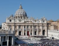 El Papa canoniza a Pablo VI, «profeta de una Iglesia extrovertida», y al arzobispo mártir Óscar Romero