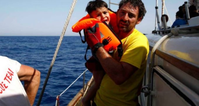 El Papa recibe al español que ha rescatado a miles de refugiados del mar