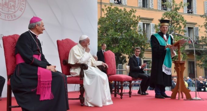 El Papa pide un «nuevo humanismo» para una Europa «universitaria y madre»