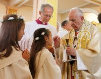 El Papa, tras su visita a refugiados: «Para amar a alguien no es necesario pedirle el curriculum»