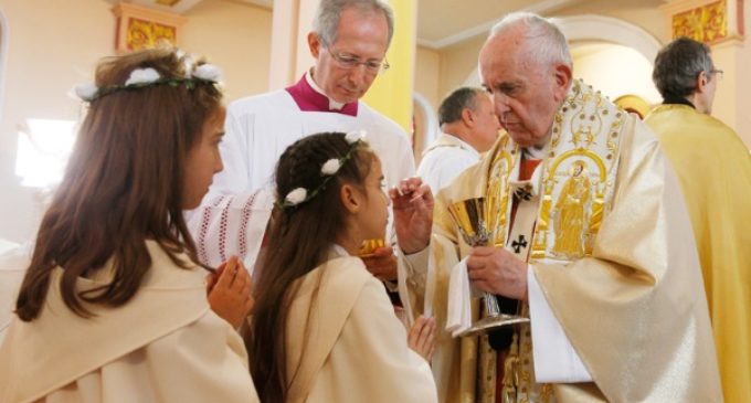El Papa, tras su visita a refugiados: «Para amar a alguien no es necesario pedirle el curriculum»