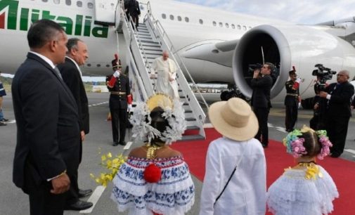 El Papa ya está en Panamá. En el avión calificó el muro de Trump de «locura»