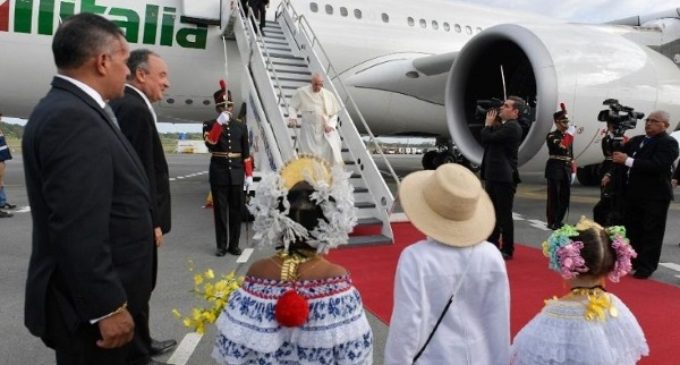 El Papa ya está en Panamá. En el avión calificó el muro de Trump de «locura»