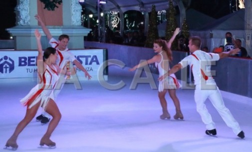 Gran pista de hielo de la Navidad en la plaza de Colón