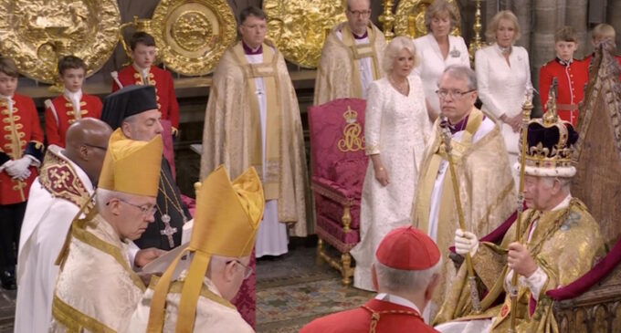Por primera vez un cardenal católico participa activamente en coronación de un rey inglés