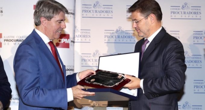 Garrido recibe el reconocimiento de los procuradores por el trabajo de la Consejería de Presidencia en materia de Justicia