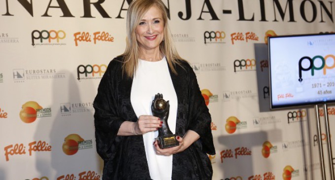 La presidenta madrileña, Cristina Cifuentes, recibe el Premio Naranja de la peña periodística “Primera Plana”