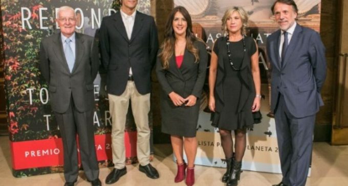 “Todo esto te daré”, ganadora del Planeta y la finalista “El asesinato de Sócrates”, las más reclamados para la Navidad