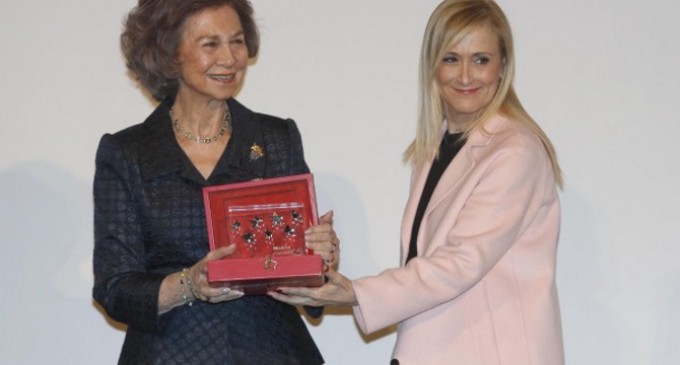 Cifuentes entrega a la Reina Doña Sofía el Premio Excelente de España por su labor humanitaria