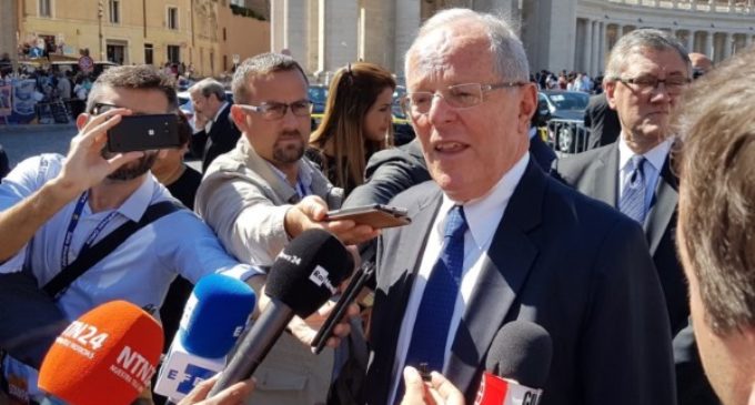 El presidente de Perú entrega al Papa un bastón de mando autóctono
