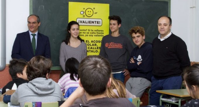 Para prevenir el ciberbulling en las aulas, la Comunidad ofrece formación a los alumnos