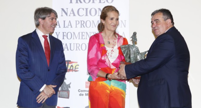 Garrido entrega a la Infanta Elena el III Trofeo Nacional a la Promoción y Fomento de la Tauromaquia.