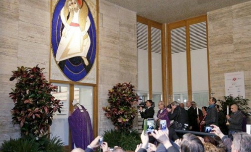 El Papa abre la Puerta Santa de la Caridad y reitera que el Cielo no se compra con el dinero o los galardones