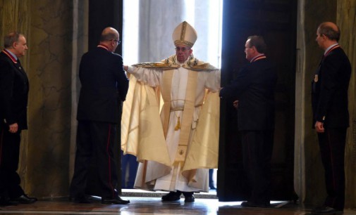 Francisco abre la Puerta Santa: Debemos anteponer la misericordia al juicio