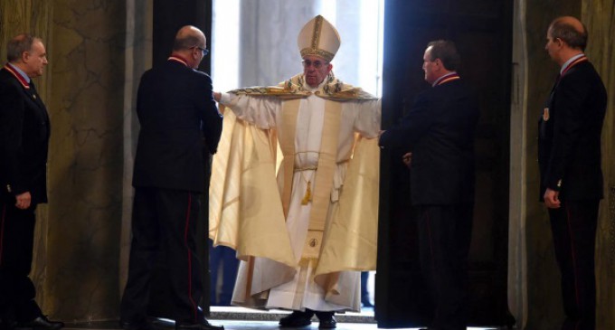 Francisco abre la Puerta Santa: Debemos anteponer la misericordia al juicio
