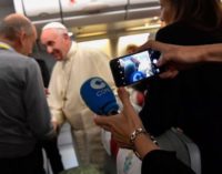 ¿Qué se hace cuando se viaja 16 horas en el mismo avión del Papa?