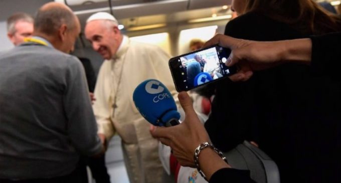 ¿Qué se hace cuando se viaja 16 horas en el mismo avión del Papa?