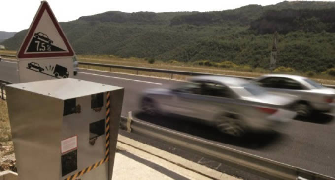Tráfico sanciona cada minuto a seis conductores por exceso de velocidad